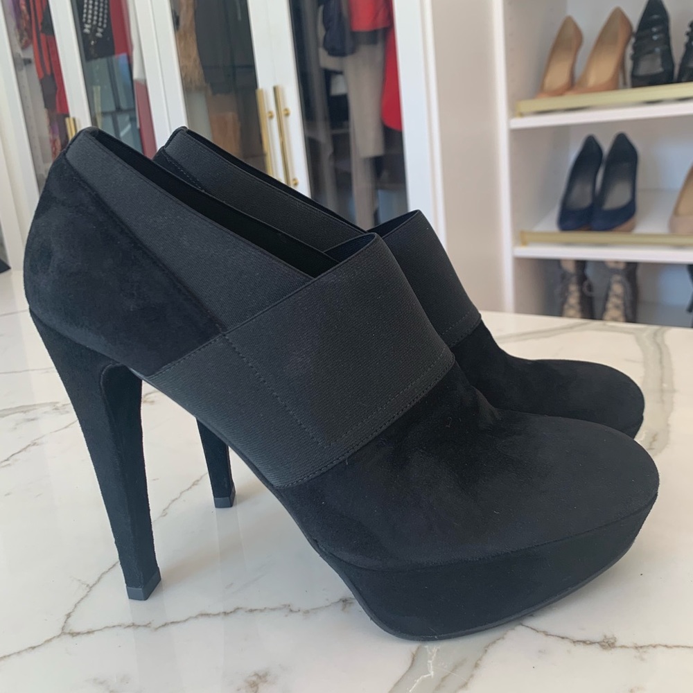 Stuart Weitzman Great Neck Booties. 9.5 Narrow.